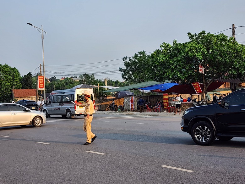 H&agrave;ng ng&agrave;n du kh&aacute;ch đổ về Đền H&ugrave;ng trước ng&agrave;y Giỗ Tổ, giao th&ocirc;ng th&ocirc;ng suốt- Ảnh 5.
