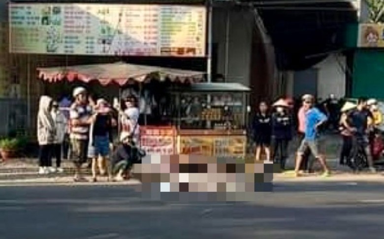 Vụ tai nạn xảy ra trước cổng trường khiến em T tử vong tại chỗ.