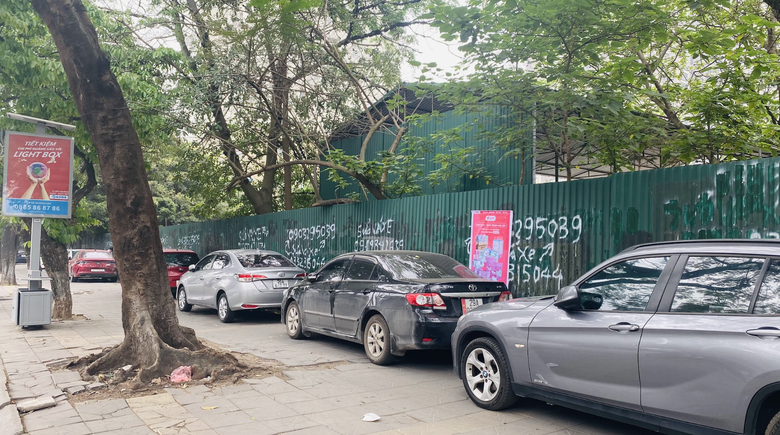 H&agrave; Nội: Gian nan xử l&yacute; &ocirc; t&ocirc; đỗ tr&agrave;n lan vỉa h&egrave;, l&ograve;ng đường- Ảnh 7.