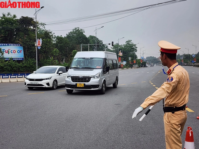 Người d&acirc;n &ugrave;n &ugrave;n đổ về Đền H&ugrave;ng trước ng&agrave;y Giỗ Tổ- Ảnh 1.