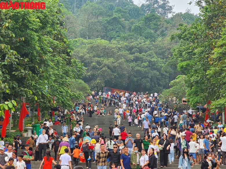 Người d&acirc;n &ugrave;n &ugrave;n đổ về Đền H&ugrave;ng trước ng&agrave;y Giỗ Tổ- Ảnh 3.
