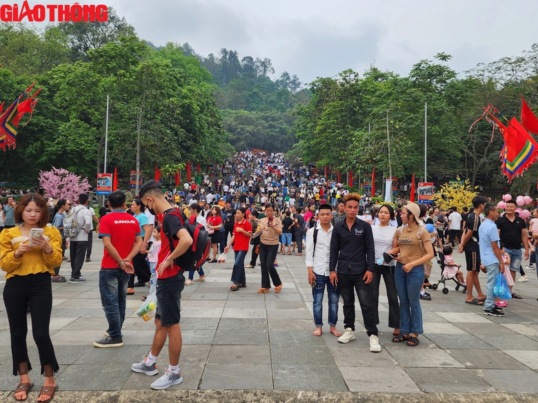 Người d&acirc;n &ugrave;n &ugrave;n đổ về Đền H&ugrave;ng trước ng&agrave;y Giỗ Tổ- Ảnh 7.