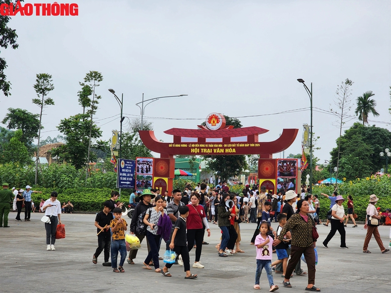 Người d&acirc;n &ugrave;n &ugrave;n đổ về Đền H&ugrave;ng trước ng&agrave;y Giỗ Tổ- Ảnh 8.