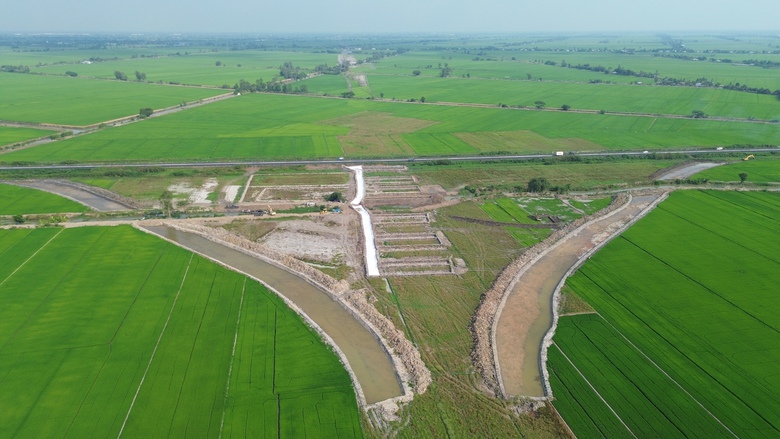 Những khối c&aacute;t đầu ti&ecirc;n về c&ocirc;ng trường cao tốc trục ngang qua Cần Thơ- Ảnh 2.