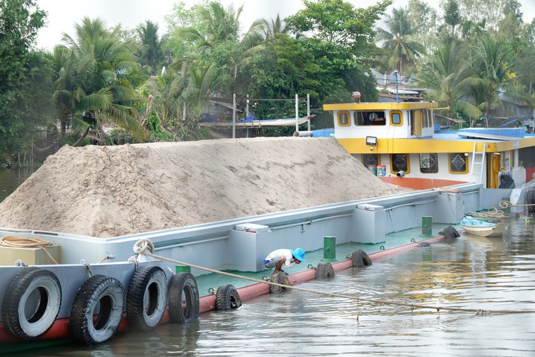 Những khối c&aacute;t đầu ti&ecirc;n về c&ocirc;ng trường cao tốc trục ngang qua Cần Thơ- Ảnh 3.