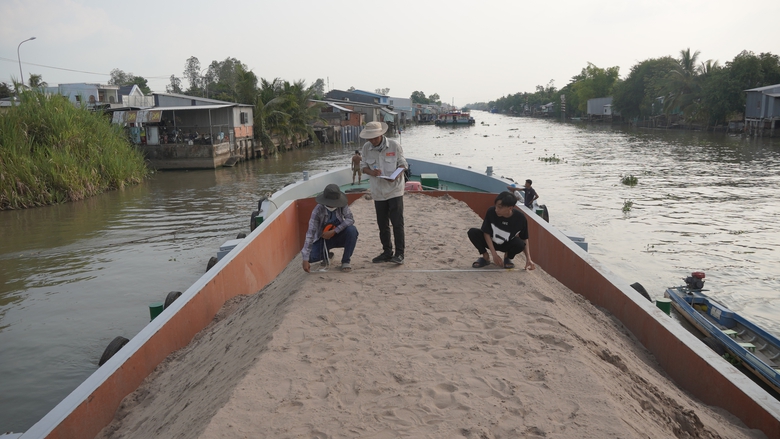 Những khối c&aacute;t đầu ti&ecirc;n về c&ocirc;ng trường cao tốc trục ngang qua Cần Thơ- Ảnh 1.