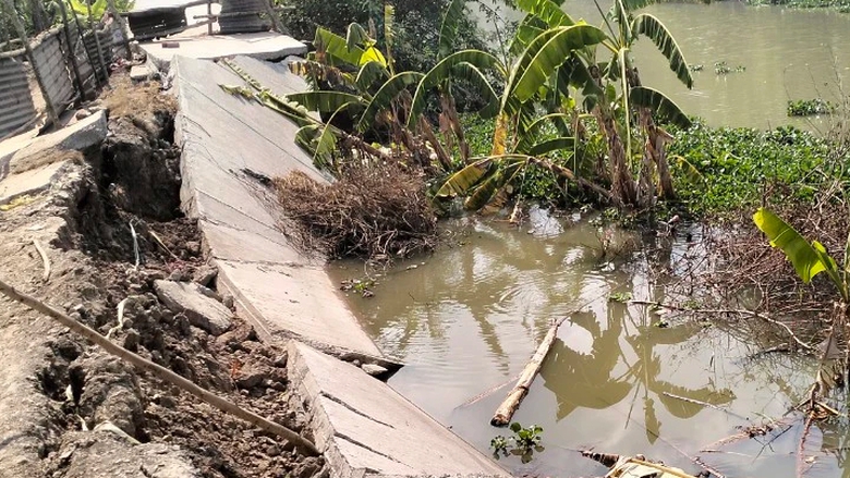 Vụ hơn 30m đường bất ngờ sụp lún xuống sông: Truy trách nhiệm của chủ máy hút bùn- Ảnh 2. Vụ hơn 30m đường bất ngờ sụp lún xuống sông: Truy trách nhiệm của chủ máy hút bùn- Ảnh 2.