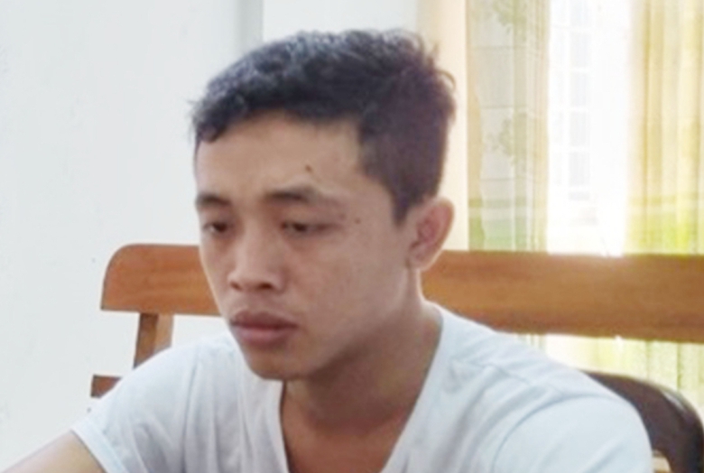 Bắt thanh ni&ecirc;n b&oacute;p cổ nạn nh&acirc;n rồi cuỗm v&agrave;ng, điện thoại bỏ trốn- Ảnh 1.