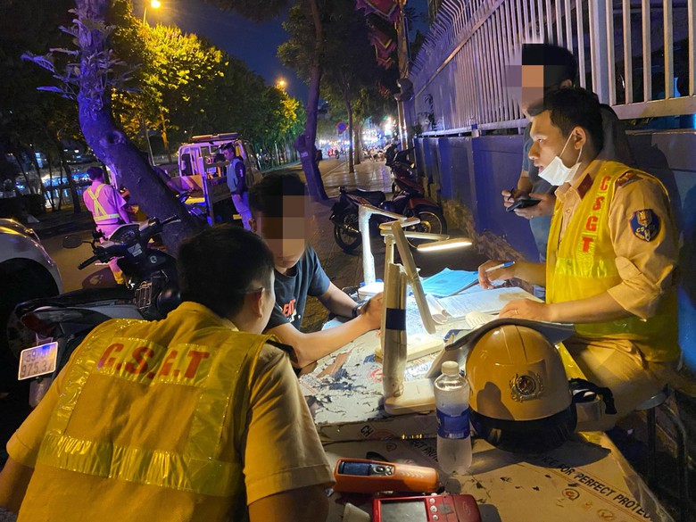 Người đ&agrave;n &ocirc;ng bị tước bằng l&aacute;i 7 th&aacute;ng do uống "nửa cốc bia"- Ảnh 2.