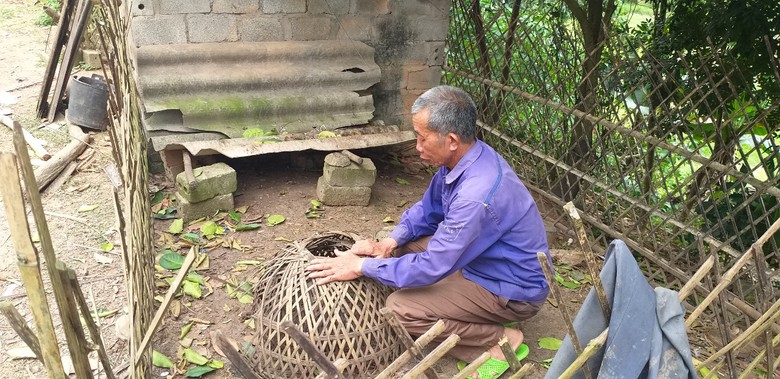 Cơ cực cảnh cha già mất con trai trụ cột vì tai nạn giao thông- Ảnh 1. Cơ cực cảnh cha già mất con trai trụ cột vì tai nạn giao thông- Ảnh 1.