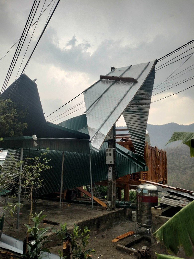 41 nhà dân ở Thanh Hóa bị tốc mái vì dông, lốc kèm mưa đá- Ảnh 2. 41 nhà dân ở Thanh Hóa bị tốc mái vì dông, lốc kèm mưa đá- Ảnh 2.