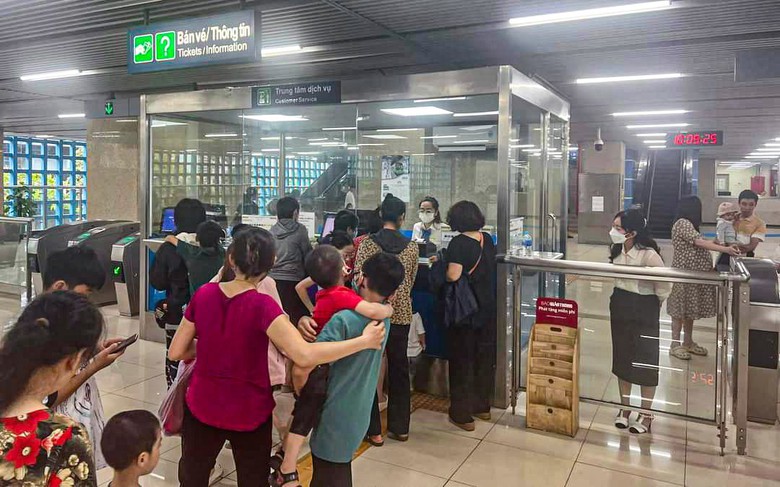 Kh&aacute;ch đi t&agrave;u C&aacute;t Linh - H&agrave; Đ&ocirc;ng thư thả trong ng&agrave;y nghỉ lễ Giỗ Tổ- Ảnh 6.