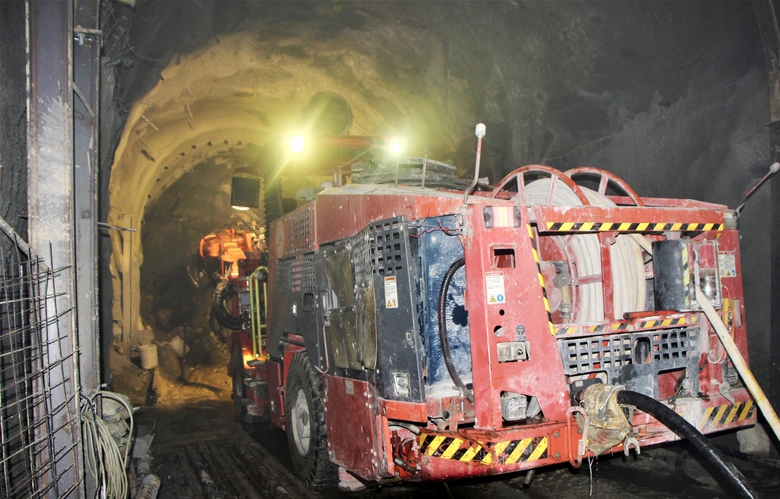 G&aacute;c nghỉ lễ, h&agrave;ng trăm c&ocirc;ng nh&acirc;n hối hả xử l&yacute; sạt lở, th&ocirc;ng hầm đường sắt- Ảnh 1.