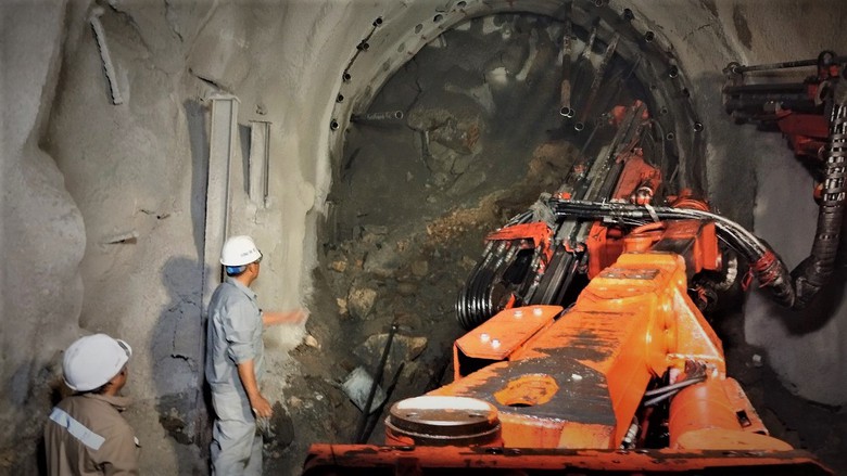 G&aacute;c nghỉ lễ, h&agrave;ng trăm c&ocirc;ng nh&acirc;n hối hả xử l&yacute; sạt lở, th&ocirc;ng hầm đường sắt- Ảnh 2.