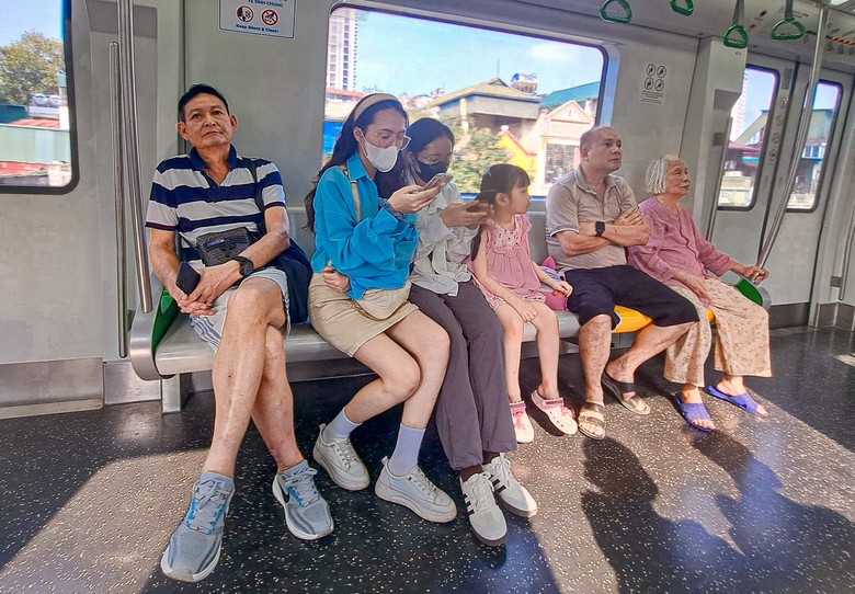 Kh&aacute;ch đi t&agrave;u C&aacute;t Linh - H&agrave; Đ&ocirc;ng thư thả trong ng&agrave;y nghỉ lễ Giỗ Tổ- Ảnh 3.