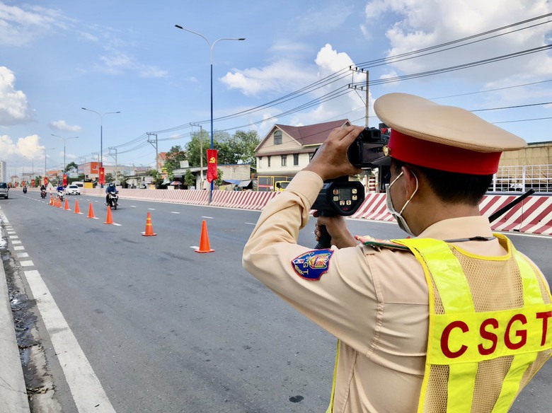 Đề xuất CSGT kh&ocirc;ng được lập chốt ở nơi bị che khuất tầm nh&igrave;n- Ảnh 1.