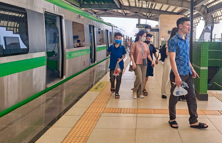 Kh&aacute;ch đi t&agrave;u C&aacute;t Linh - H&agrave; Đ&ocirc;ng thư thả trong ng&agrave;y nghỉ lễ Giỗ Tổ- Ảnh 4.