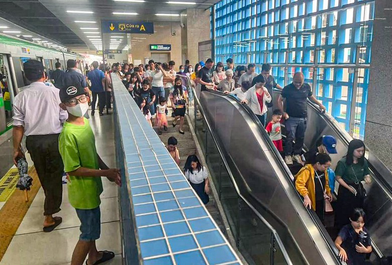 Kh&aacute;ch đi t&agrave;u C&aacute;t Linh - H&agrave; Đ&ocirc;ng thư thả trong ng&agrave;y nghỉ lễ Giỗ Tổ- Ảnh 5.