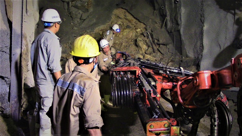 G&aacute;c nghỉ lễ, h&agrave;ng trăm c&ocirc;ng nh&acirc;n hối hả xử l&yacute; sạt lở, th&ocirc;ng hầm đường sắt- Ảnh 10.