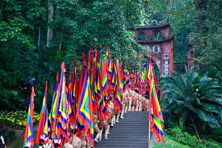 Thủ tướng Phạm Minh Ch&iacute;nh d&acirc;ng hương ng&agrave;y Giỗ Tổ H&ugrave;ng Vương- Ảnh 9.