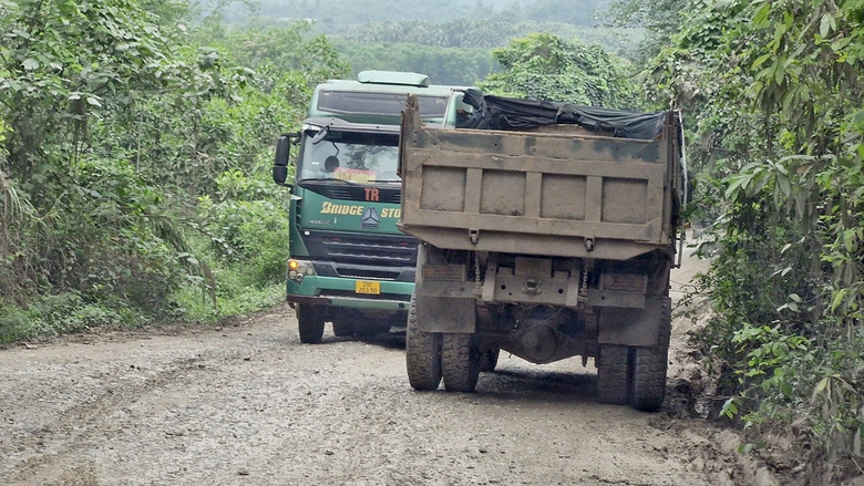 Đồng Hỷ, Th&aacute;i Nguy&ecirc;n: Chủ mỏ đ&aacute; tiếp tay xe qu&aacute; tải t&agrave;n ph&aacute; đường- Ảnh 3.