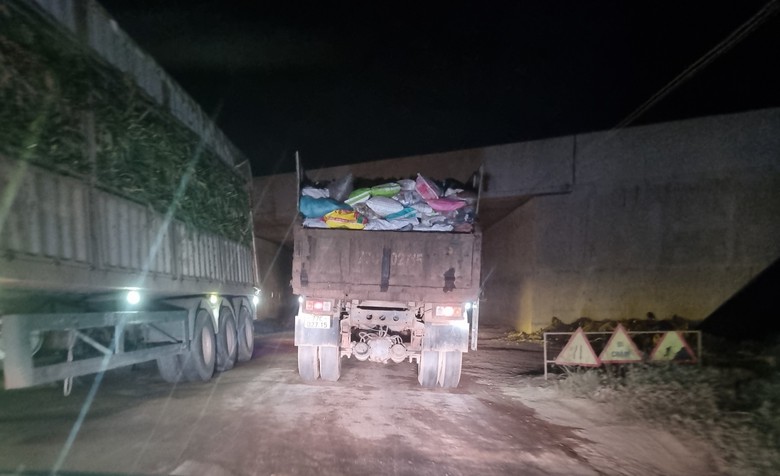 B&igrave;nh Định: Xe chở r&aacute;c hết đăng kiểm, cơi nới vẫn v&ocirc; tư hoạt động- Ảnh 4.