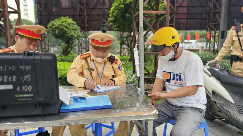 CSGT xử l&yacute; nồng độ cồn, t&agrave;i xế l&agrave;m điều bất ngờ tại chốt- Ảnh 9.