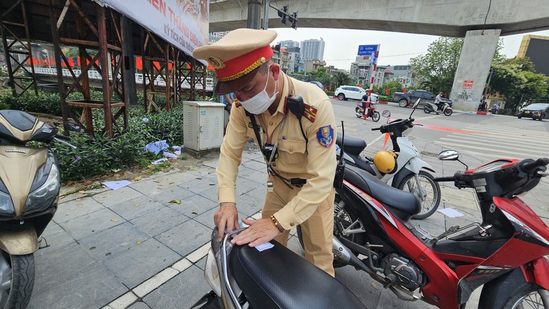 CSGT xử l&yacute; nồng độ cồn, t&agrave;i xế l&agrave;m điều bất ngờ tại chốt- Ảnh 10.