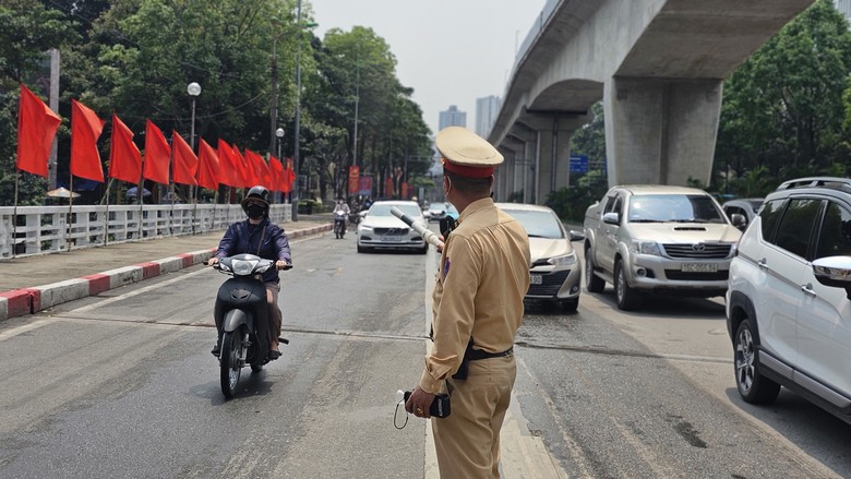 CSGT xử l&yacute; nồng độ cồn, t&agrave;i xế l&agrave;m điều bất ngờ tại chốt- Ảnh 2.