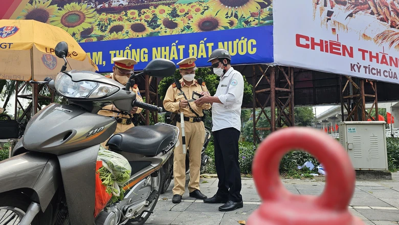 CSGT xử l&yacute; nồng độ cồn, t&agrave;i xế l&agrave;m điều bất ngờ tại chốt- Ảnh 4.