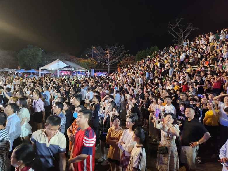 Ngh&igrave;n người chen ch&acirc;n ở lễ hội Hoa Lư, kỷ niệm 1.100 năm ng&agrave;y sinh Đinh Ti&ecirc;n Ho&agrave;ng Đế- Ảnh 2.