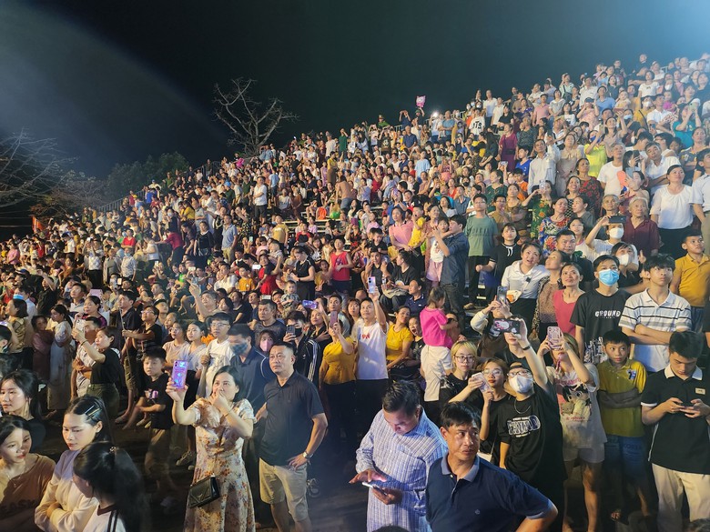 Ngh&igrave;n người chen ch&acirc;n ở lễ hội Hoa Lư, kỷ niệm 1.100 năm ng&agrave;y sinh Đinh Ti&ecirc;n Ho&agrave;ng Đế- Ảnh 4.