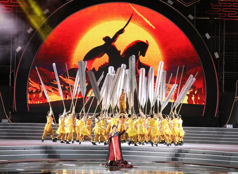 Ngh&igrave;n người chen ch&acirc;n ở lễ hội Hoa Lư, kỷ niệm 1.100 năm ng&agrave;y sinh Đinh Ti&ecirc;n Ho&agrave;ng Đế- Ảnh 7.