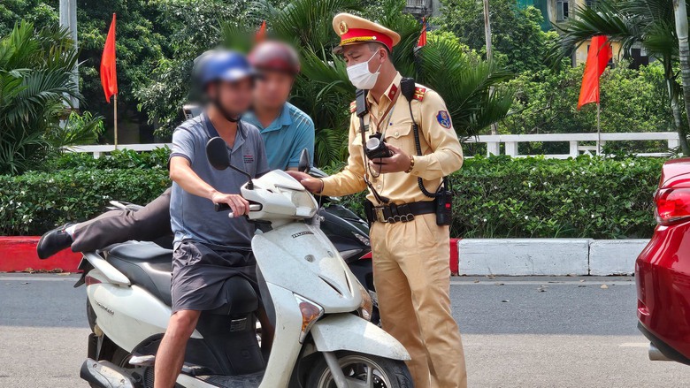 CSGT xử l&yacute; nồng độ cồn, t&agrave;i xế l&agrave;m điều bất ngờ tại chốt- Ảnh 11.