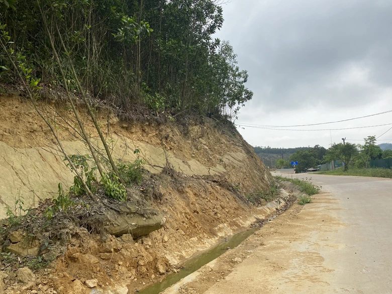 Quảng Ninh: Đường li&ecirc;n x&atilde; trăm tỷ vừa ho&agrave;n th&agrave;nh đ&atilde; lộ bất cập- Ảnh 2.