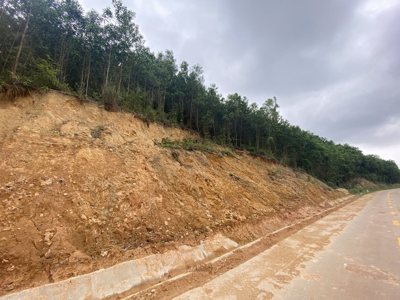 Quảng Ninh: Đường li&ecirc;n x&atilde; trăm tỷ vừa ho&agrave;n th&agrave;nh đ&atilde; lộ bất cập- Ảnh 1.