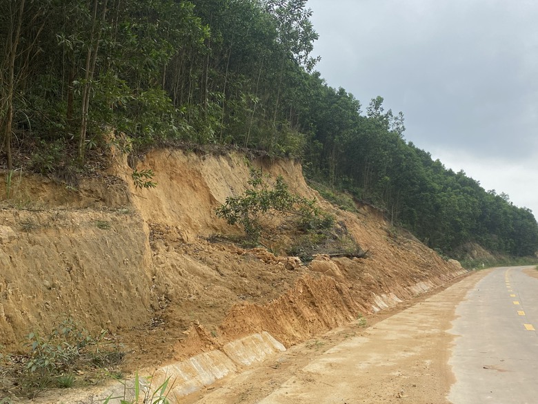 Quảng Ninh: Đường li&ecirc;n x&atilde; trăm tỷ vừa ho&agrave;n th&agrave;nh đ&atilde; lộ bất cập- Ảnh 5.