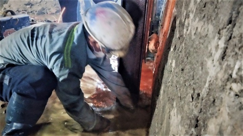 G&aacute;c nghỉ lễ, h&agrave;ng trăm c&ocirc;ng nh&acirc;n hối hả xử l&yacute; sạt lở, th&ocirc;ng hầm đường sắt- Ảnh 9.