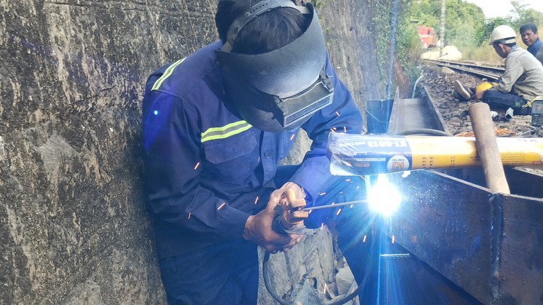 G&aacute;c nghỉ lễ, h&agrave;ng trăm c&ocirc;ng nh&acirc;n hối hả xử l&yacute; sạt lở, th&ocirc;ng hầm đường sắt- Ảnh 8.