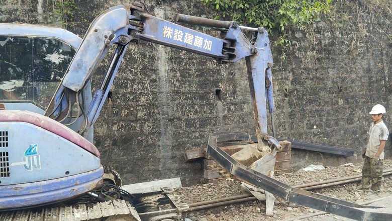 G&aacute;c nghỉ lễ, h&agrave;ng trăm c&ocirc;ng nh&acirc;n hối hả xử l&yacute; sạt lở, th&ocirc;ng hầm đường sắt- Ảnh 6.