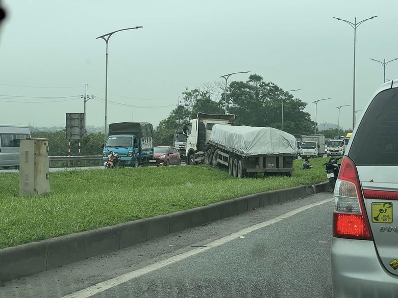 Xe đầu k&eacute;o vắt ch&eacute;o dải ph&acirc;n c&aacute;ch sau tai nạn, cao tốc H&agrave; Nội - Lạng Sơn &ugrave;n tắc k&eacute;o d&agrave;i- Ảnh 1.