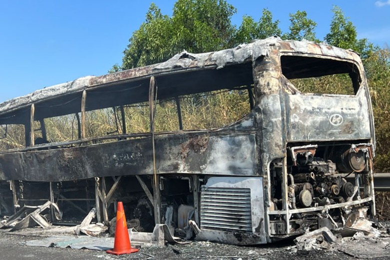 Xe kh&aacute;ch bị ch&aacute;y c&ograve;n trơ khung sắt tr&ecirc;n cao tốc đoạn qua tỉnh Đồng Nai.