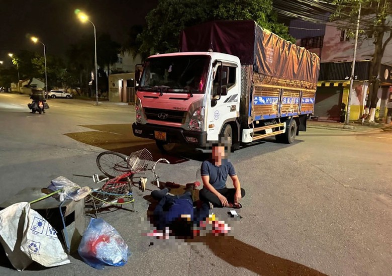 T&agrave;i xế xe tải thất thần b&ecirc;n nạn nh&acirc;n đ&atilde; tử vong sau vụ tai nạn.