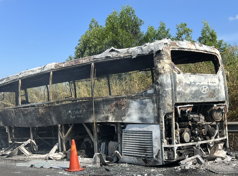 Xe kh&aacute;ch bốc ch&aacute;y dữ dội tr&ecirc;n cao tốc, nhiều người hoảng hốt chạy tho&aacute;t th&acirc;n- Ảnh 1.