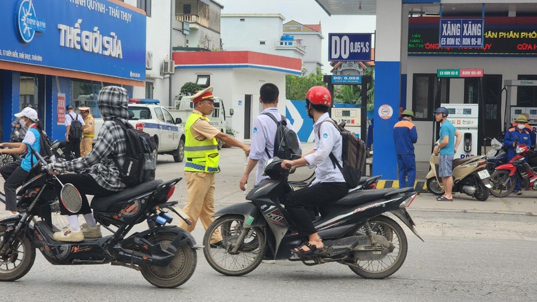 C&ocirc;ng an lập chốt giờ tan học, xử l&yacute; nhiều học sinh vi phạm giao th&ocirc;ng- Ảnh 2.