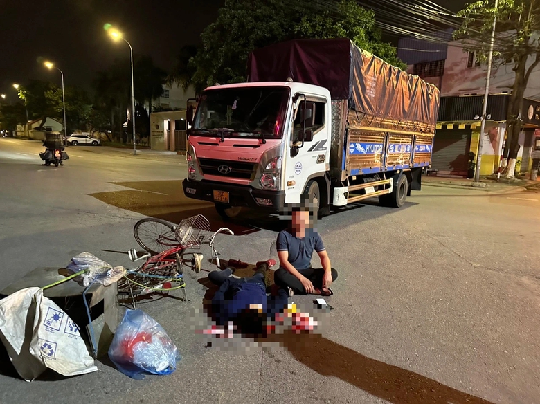 Sau tai nạn, t&agrave;i xế xe tải ngồi thất thần b&ecirc;n cụ b&agrave; đ&atilde; tử vong- Ảnh 1.