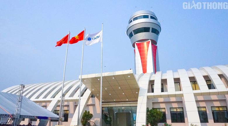 Th&aacute;p kh&ocirc;ng lưu cao 36m, c&aacute;ch điệu h&igrave;nh d&aacute;ng 5 c&aacute;nh hoa ban mọc l&ecirc;n từ c&ocirc;ng tr&igrave;nh nh&agrave; l&agrave;m việc được thiết kế lấy cảm hứng từ c&ocirc;ng tr&igrave;nh Hầm chỉ huy Tập đo&agrave;n cứ điểm Điện Bi&ecirc;n Phủ.