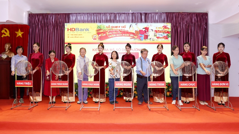 Kh&aacute;ch h&agrave;ng HDBank rộn r&agrave;ng nhận thưởng tiền tỷ- Ảnh 1.