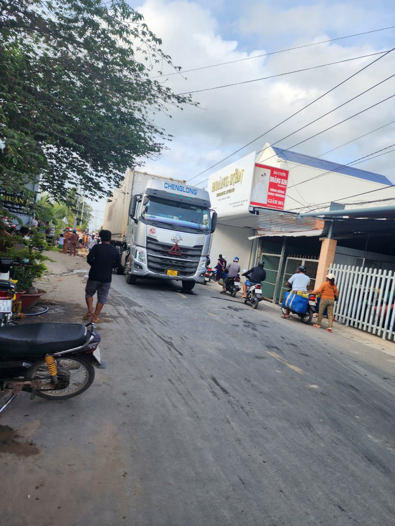 Va chạm xe container, nam học sinh lớp 6 đi xe đạp điện tử vong- Ảnh 1. Va chạm xe container, nam học sinh lớp 6 đi xe đạp điện tử vong- Ảnh 1.