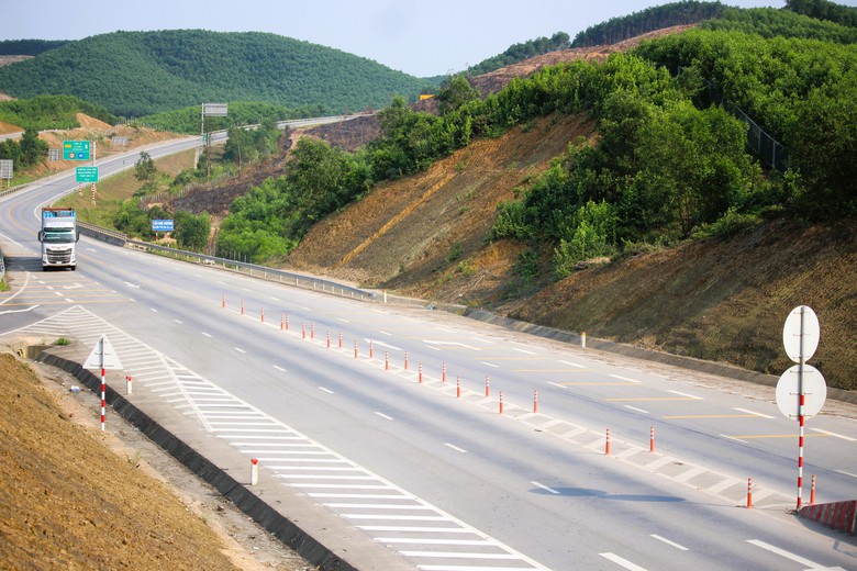 Sớm nâng cao tốc Cam Lộ - La Sơn lên 4 làn xe, tăng kết nối QL1- Ảnh 5. Sớm nâng cao tốc Cam Lộ - La Sơn lên 4 làn xe, tăng kết nối QL1- Ảnh 5.